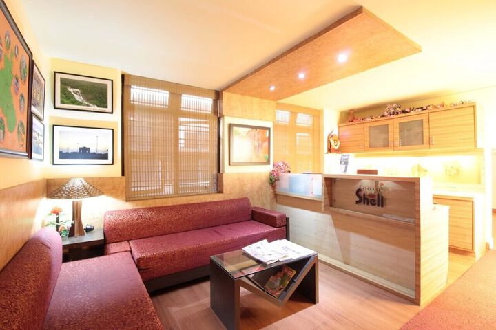 Room 5 of 9