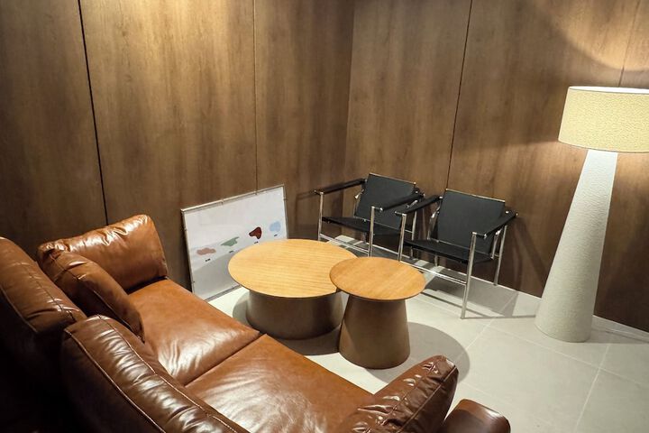 Lounge 20 of 30