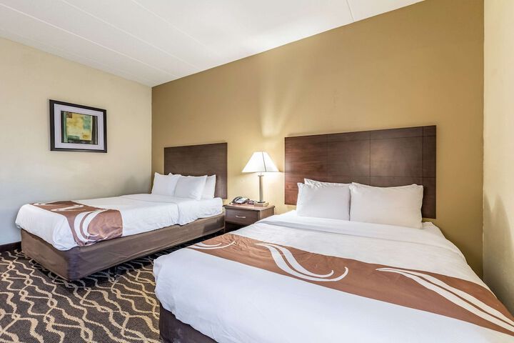 2 Queen Beds (9 of 12)
