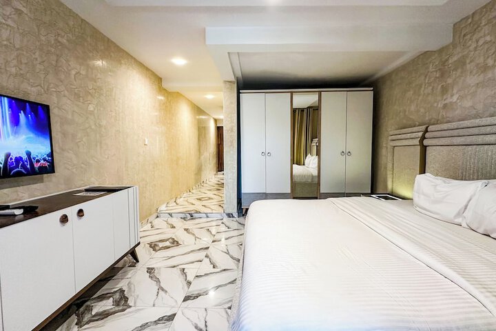 Room 27 of 121