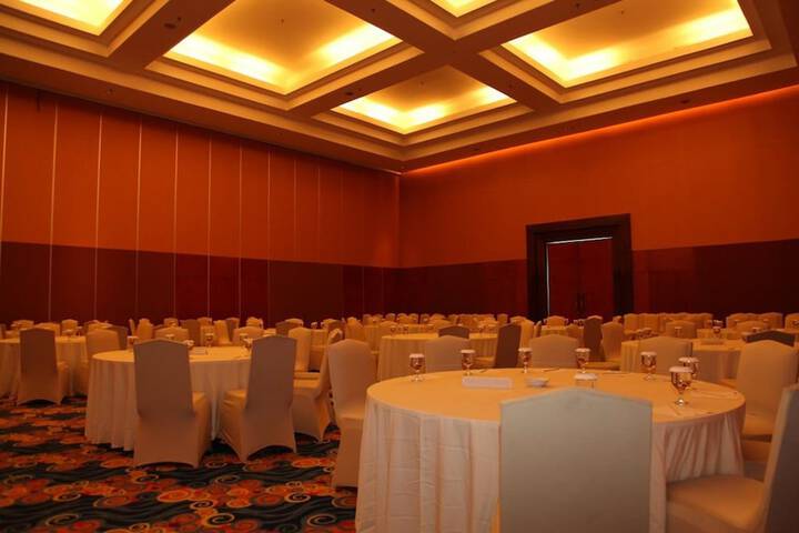 Ballroom/Hall 27 of 33