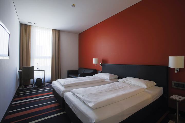Room 4 of 33