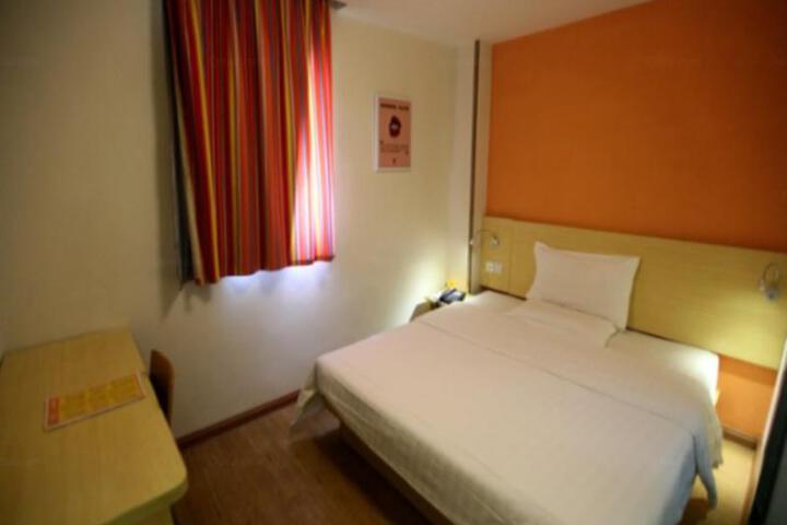 Room 4 of 8