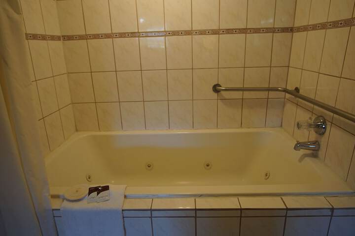 Jetted tub