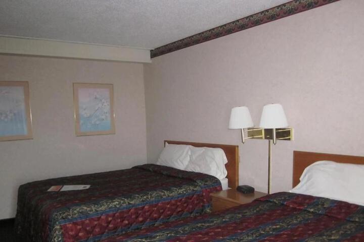 2 Queen Beds (3 of 4)