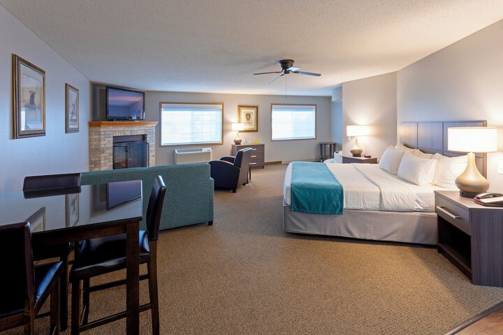 1 Bedroom Suite King Bed Jetted Tub (4 of 9)