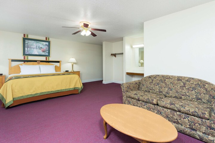 1 King Bed (5 of 10)