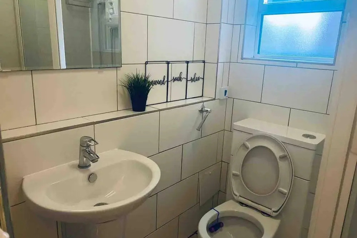 Room 7 of 12