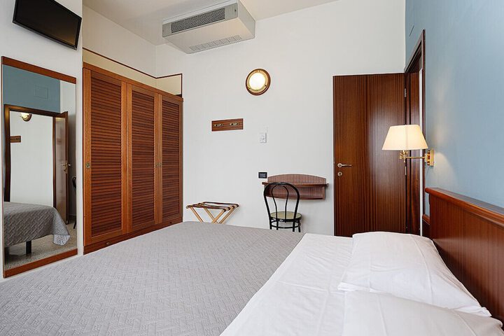Room 4 of 42