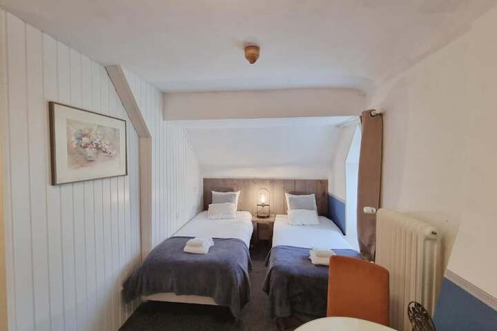 Room 4 of 10