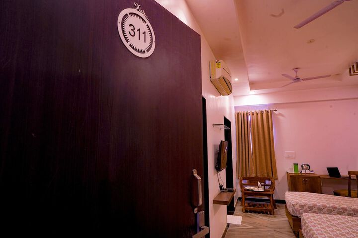 Room 14 of 33