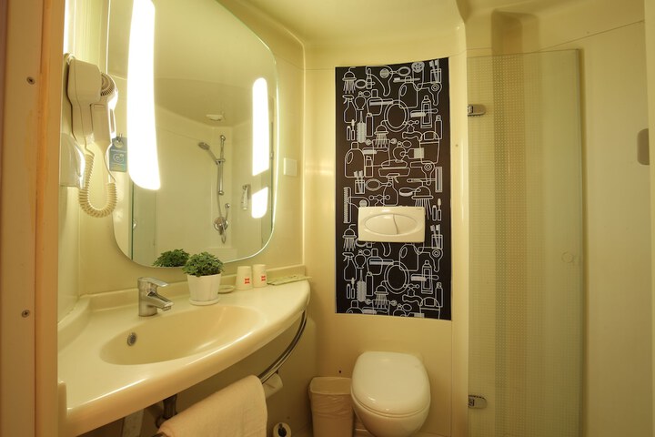 Room 27 of 49