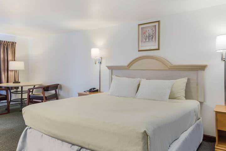 Best Value Grand 1 King Bed (7 of 10)