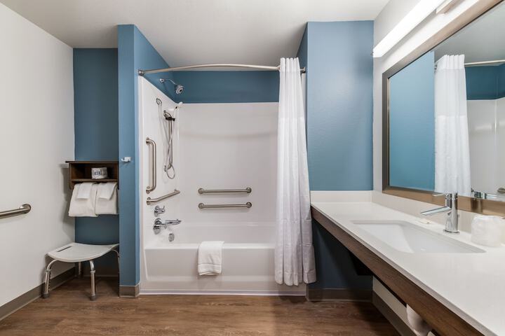 Suite Queen Bed (12 of 13)
