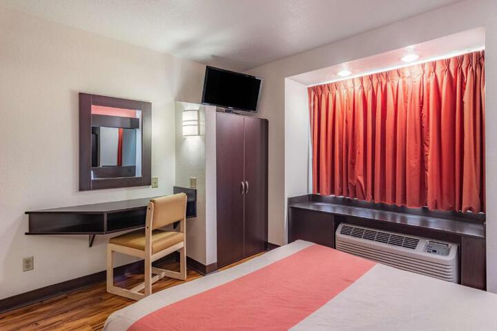 1 Queen Bed (7 of 14)