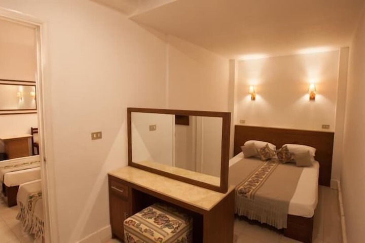 Room 3 of 40