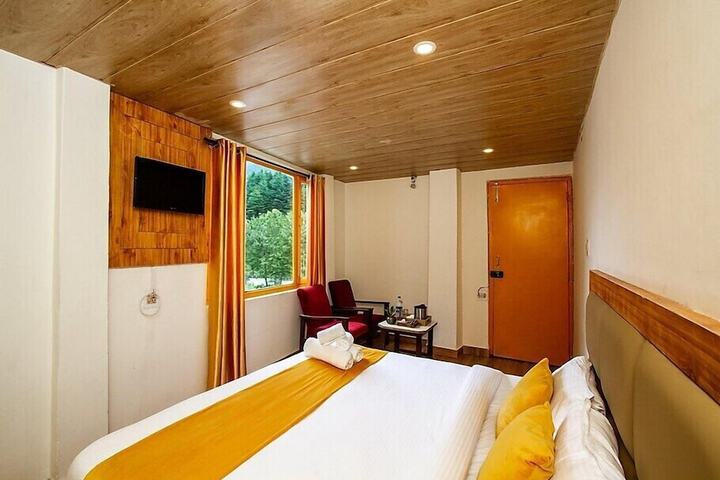 Room 6 of 8