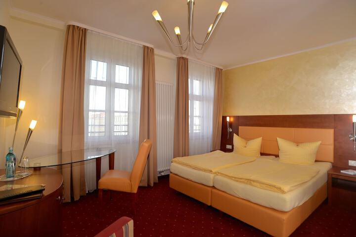 Room 9 of 40