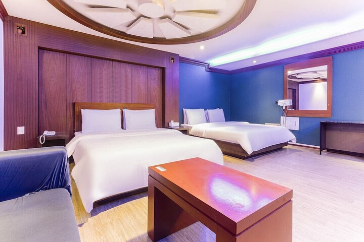 Room 8 of 44