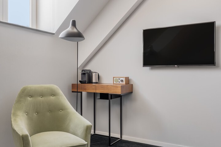 Room 32 of 68