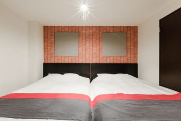 Room 33 of 182