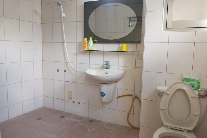 Room 6 of 10