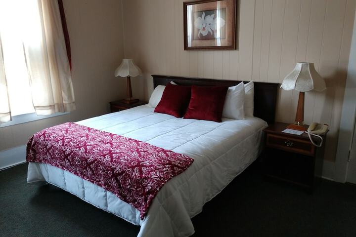 1 King Bed (6 of 8)