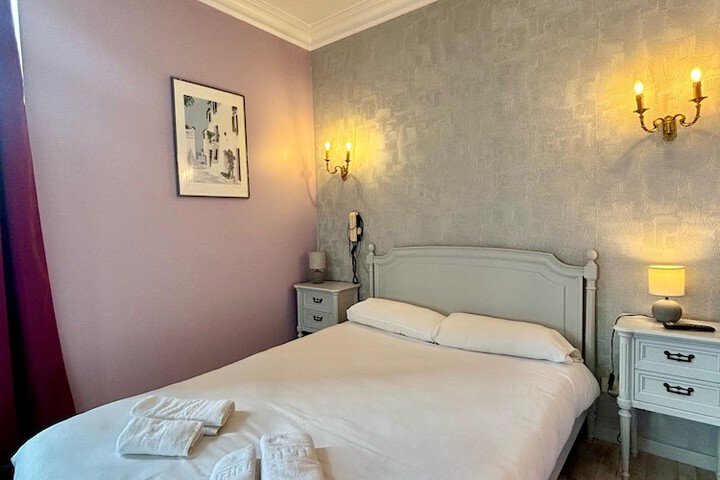 Room 15 of 33