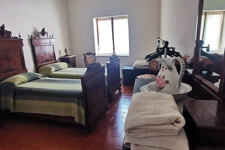 Room 9 of 33