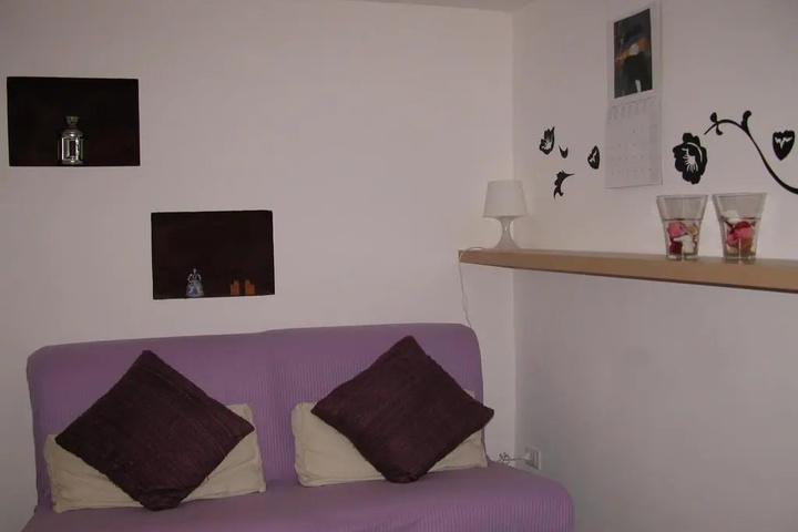 Room 4 of 9