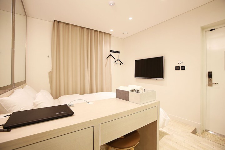 Room 7 of 42