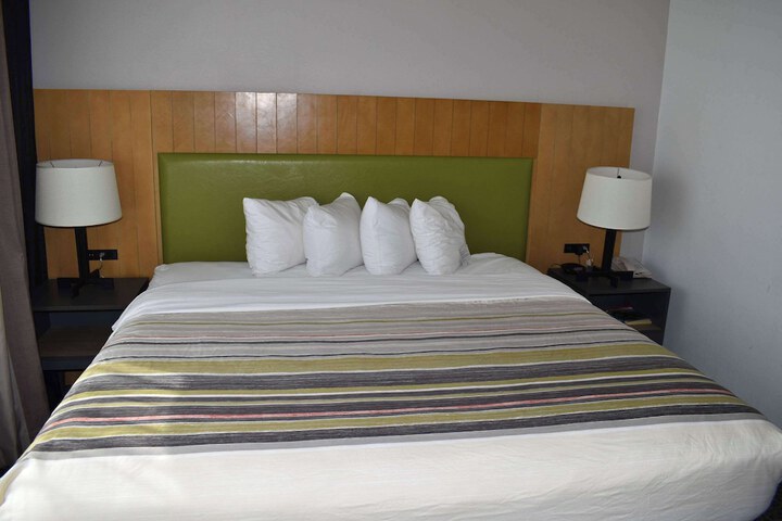 1 King Bed Accessible (23 of 55)