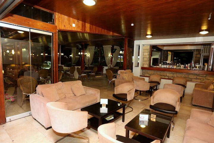 Lounge 38 of 52