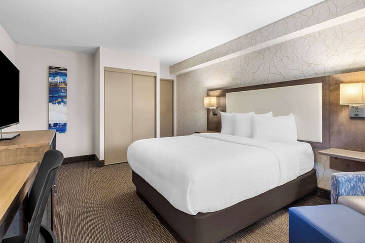 1 Queen Bed Microwave and Refrigerator Work Desk WiFi Continental Breakfast (3 of 20)