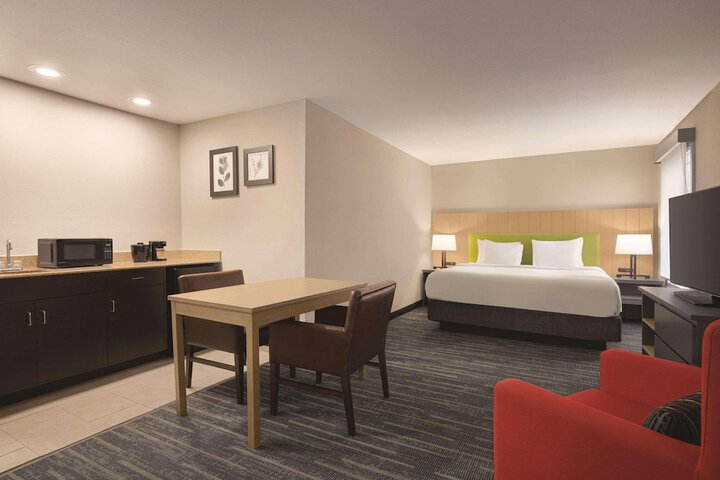 1 King Bed (3 of 11)