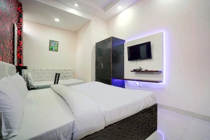 Room 2 of 8