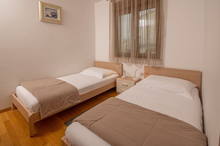 Room 4 of 32