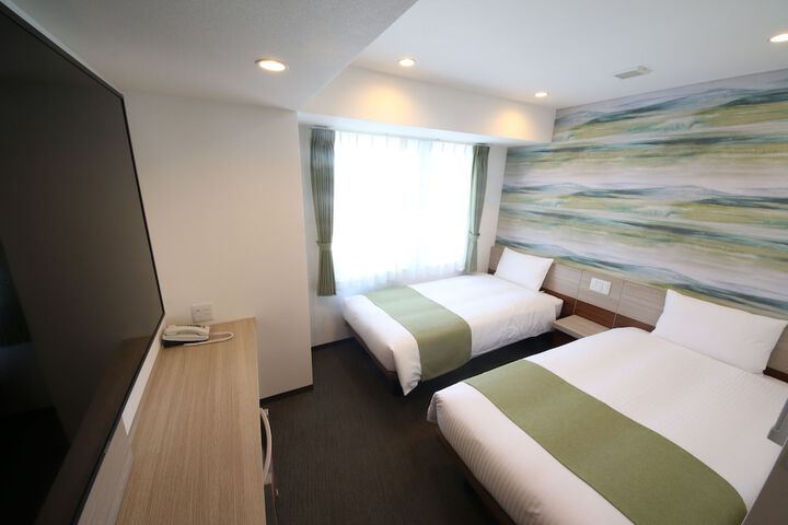 Room 6 of 28