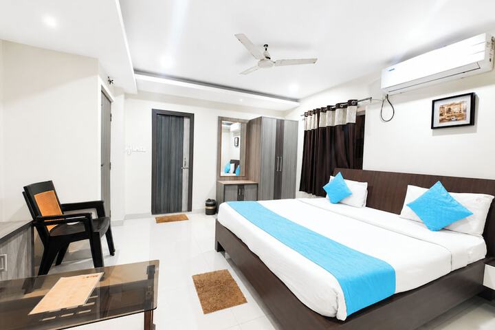 Room 4 of 16