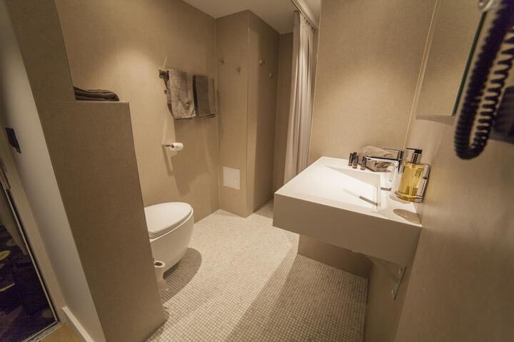 Room 52 of 83