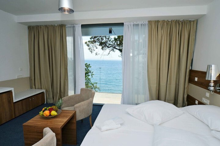 Room 3 of 34
