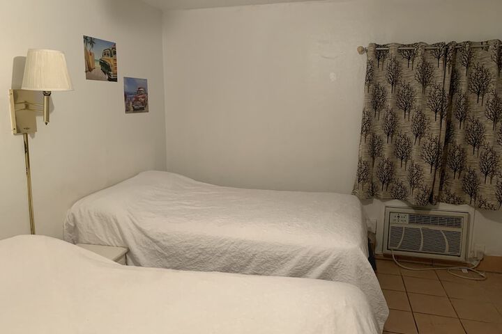 Room 33 of 204