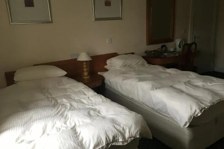 Room 4 of 12