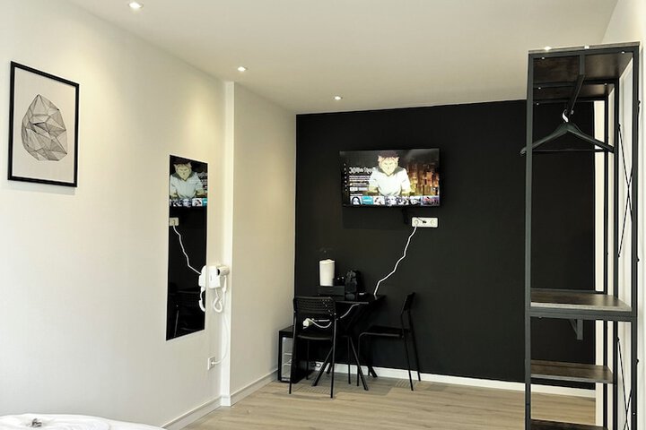 Room 9 of 63