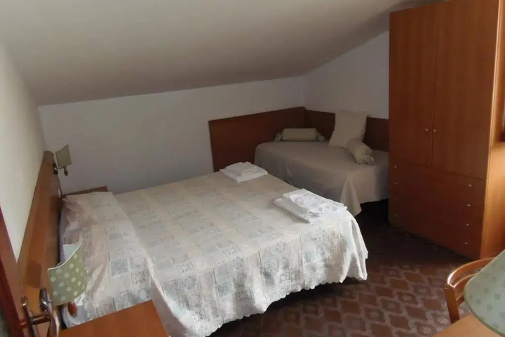 Room 5 of 20