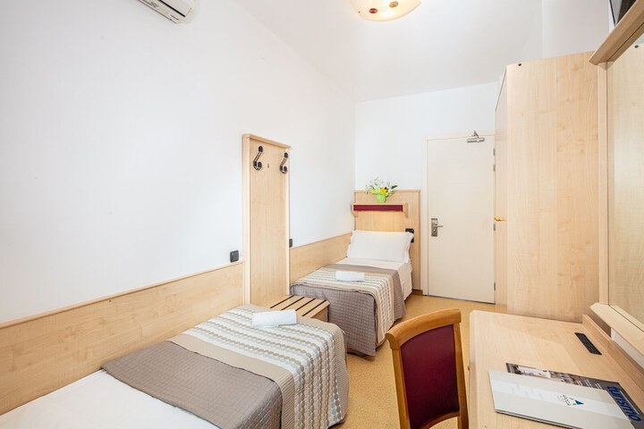 Room 15 of 50