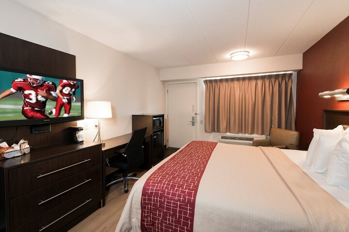 Deluxe King Bed (5 of 13)