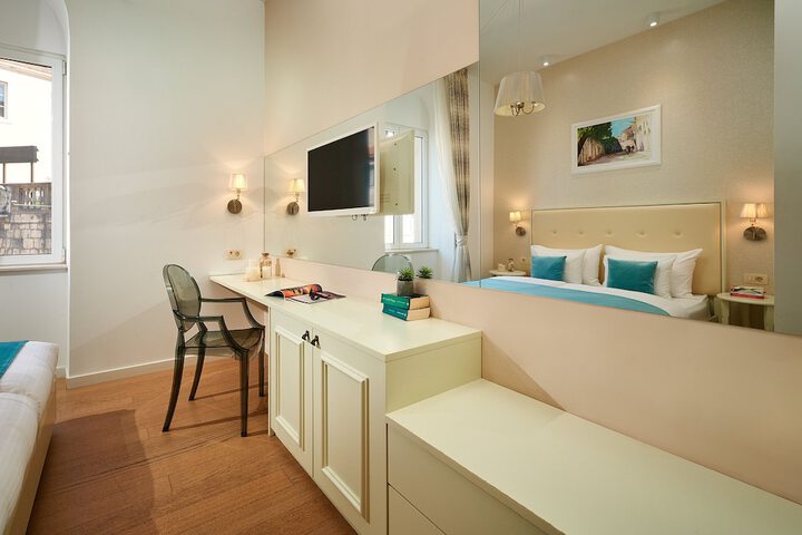 Room 6 of 11