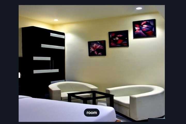 Room 11 of 14