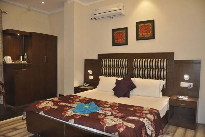 Room 14 of 28